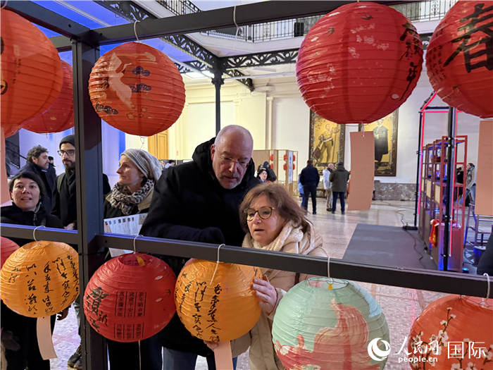 洲中国文化融入当地民众生活PG麻将胡了网连世界：在欧(图2)