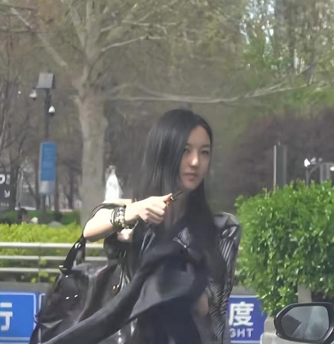逛街露正脸嘴巴修复成功又美又飒气质像王菲麻将胡了2模拟器试玩19岁李嫣现身北京(图1)