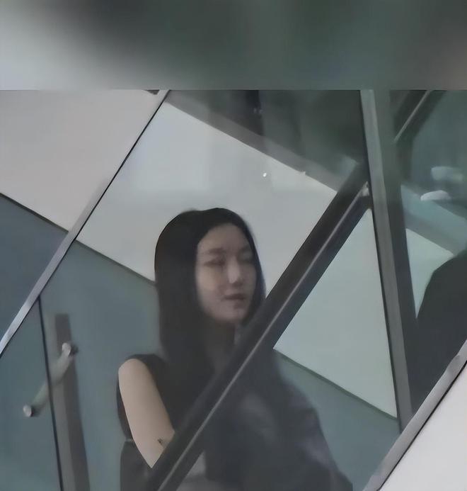 逛街露正脸嘴巴修复成功又美又飒气质像王菲麻将胡了2模拟器试玩19岁李嫣现身北京(图3)